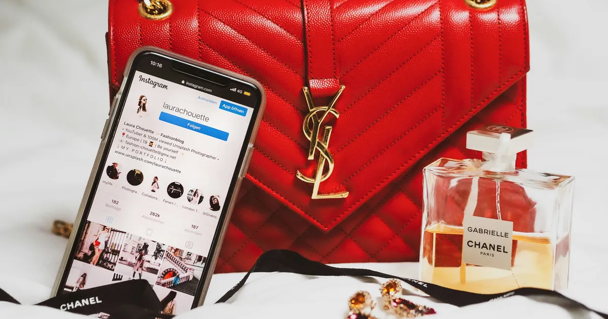 Tela do Instagram Shopping com produtos marcados e preços visíveis