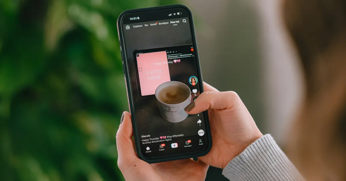 Celular mostrando perfil comercial do Instagram com métricas e botões de contato