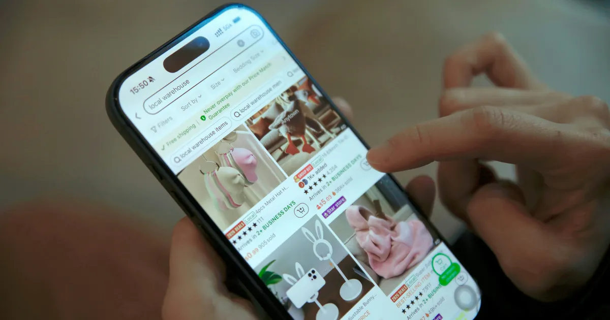 Pessoa comprando produto pelo celular no Instagram