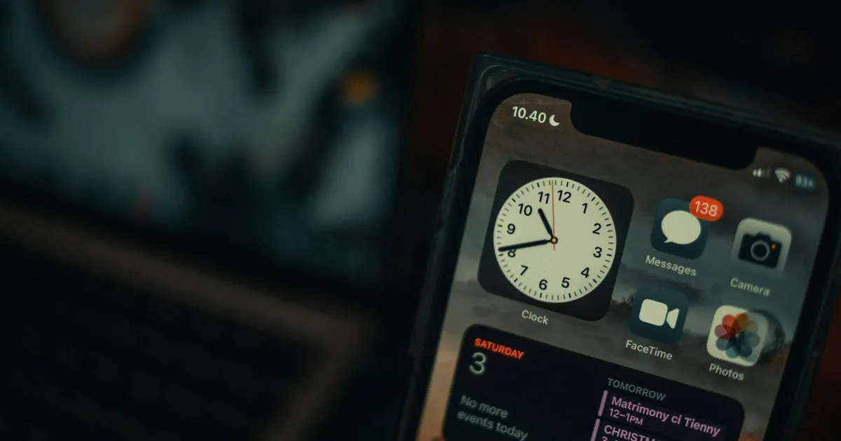 Relógio ao lado de celular com Instagram aberto